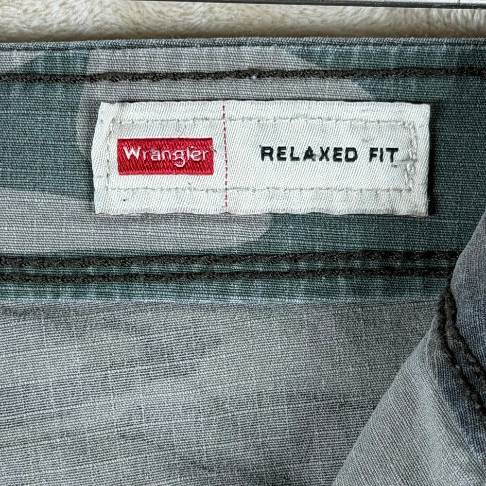 Wrangler Mens Size 40 Relaxed Fit Camo Cargo Shorts Green Brown Woodland Ripstop